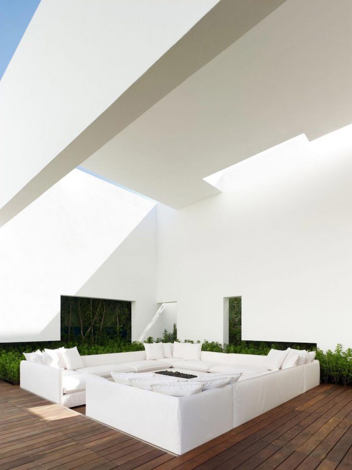 contemporary-white-la-palma-residence-uses-sunlight-generate-sensations-18