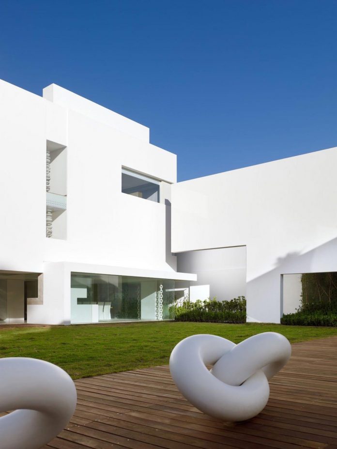 contemporary-white-la-palma-residence-uses-sunlight-generate-sensations-19