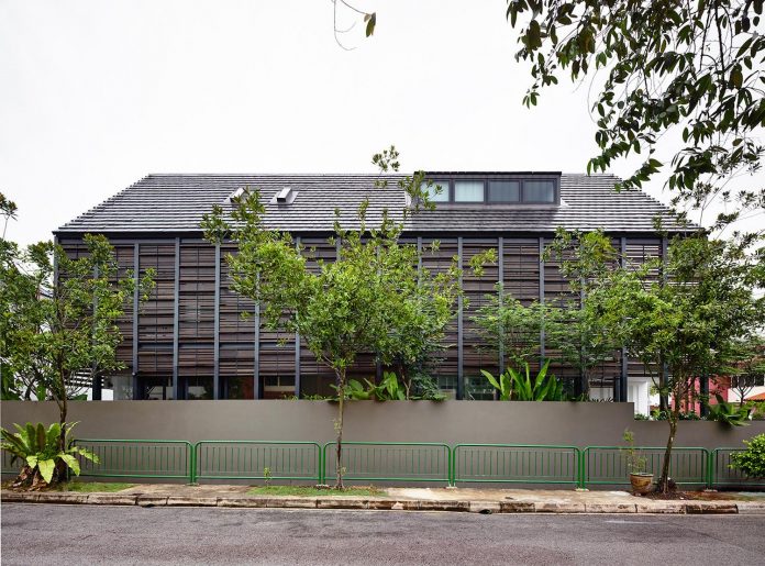 faber-terrace-residence-slatted-timber-screen-covers-entire-side-elevation-preserve-privacy-08