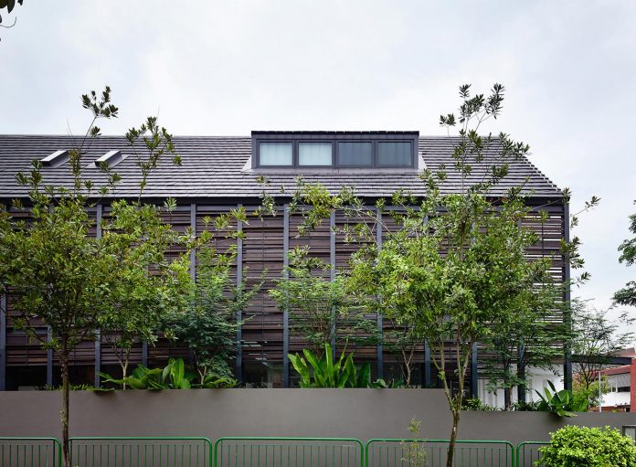 faber-terrace-residence-slatted-timber-screen-covers-entire-side-elevation-preserve-privacy-09