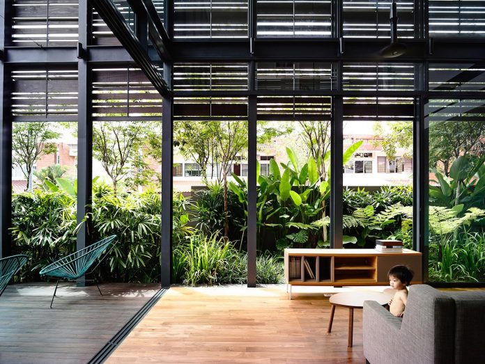 faber-terrace-residence-slatted-timber-screen-covers-entire-side-elevation-preserve-privacy-14