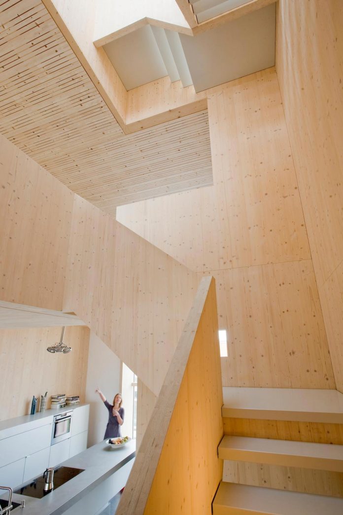 five-storey-wood-carving-home-built-prefab-wood-elements-08