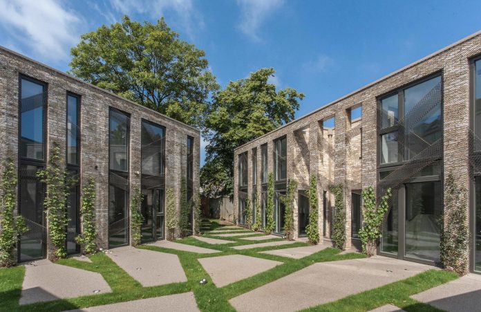 forest-mews-3-houses-arranged-around-multi-functional-shared-outdoor-courtyard-urban-brownfield-site-02