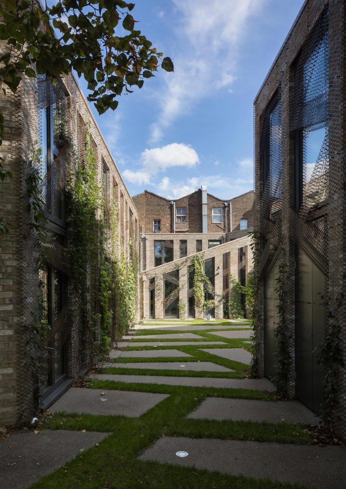forest-mews-3-houses-arranged-around-multi-functional-shared-outdoor-courtyard-urban-brownfield-site-04