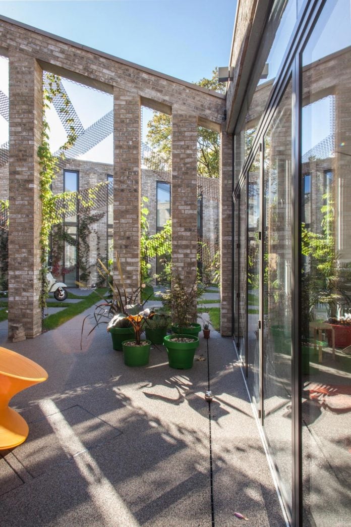 forest-mews-3-houses-arranged-around-multi-functional-shared-outdoor-courtyard-urban-brownfield-site-21