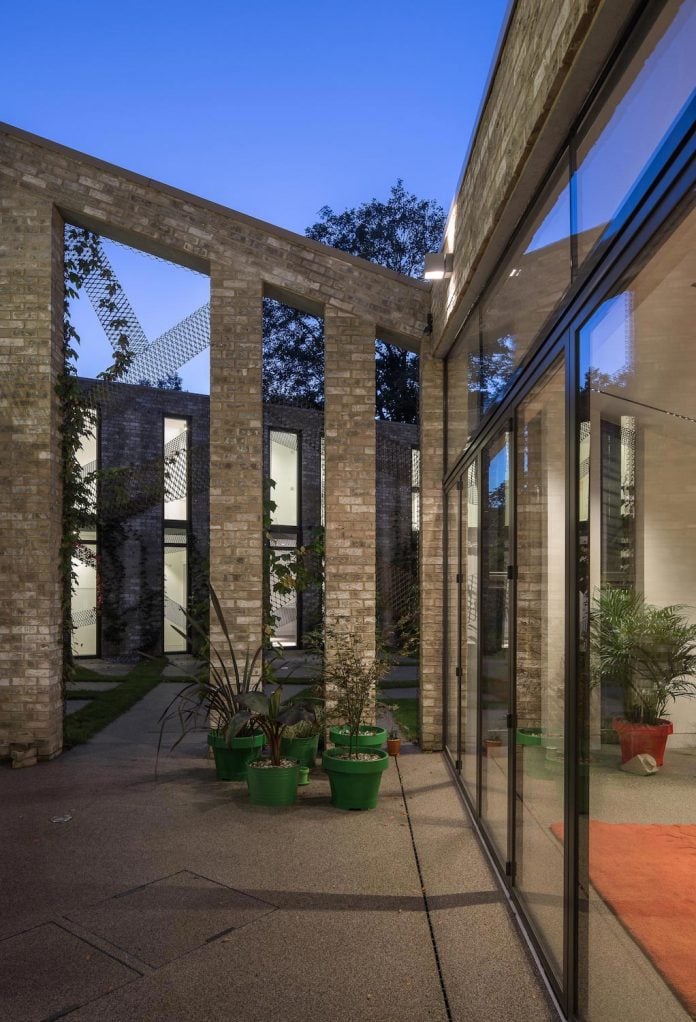 forest-mews-3-houses-arranged-around-multi-functional-shared-outdoor-courtyard-urban-brownfield-site-22