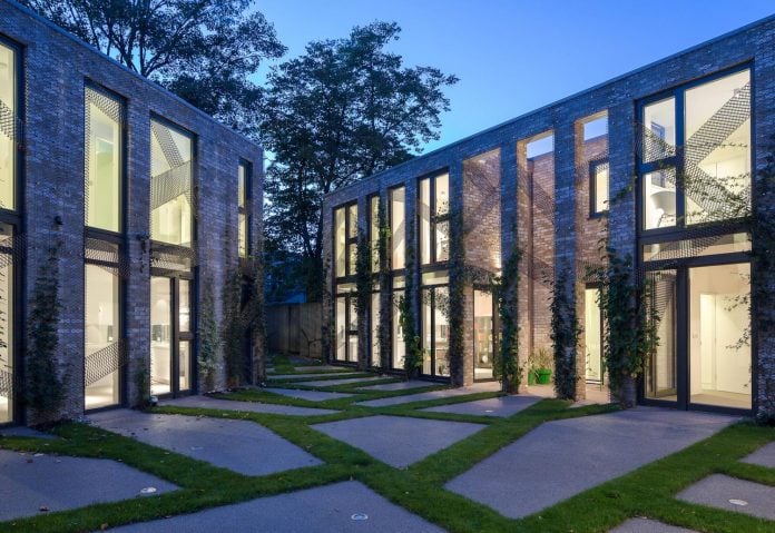 forest-mews-3-houses-arranged-around-multi-functional-shared-outdoor-courtyard-urban-brownfield-site-24
