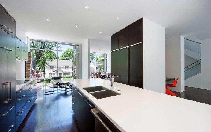 fraser-residence-minimal-palette-dark-oak-floors-cabinetry-contrast-white-surfaces-04
