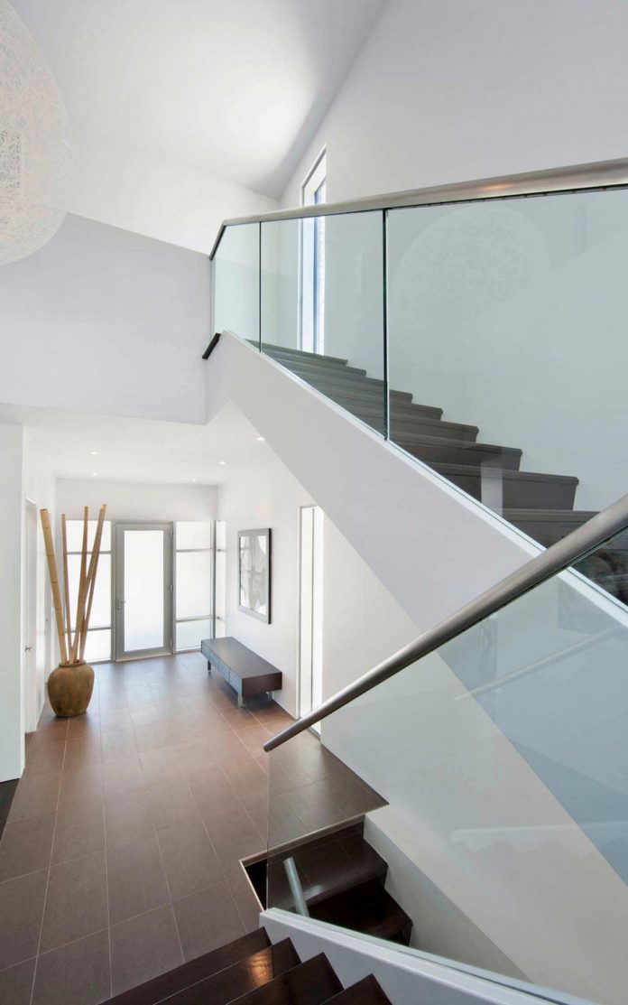 fraser-residence-minimal-palette-dark-oak-floors-cabinetry-contrast-white-surfaces-08