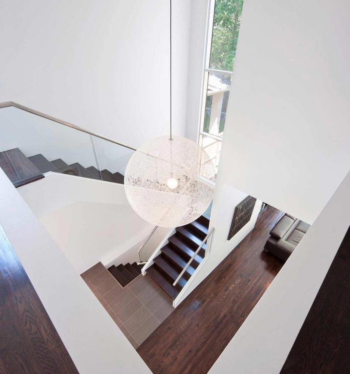 fraser-residence-minimal-palette-dark-oak-floors-cabinetry-contrast-white-surfaces-09