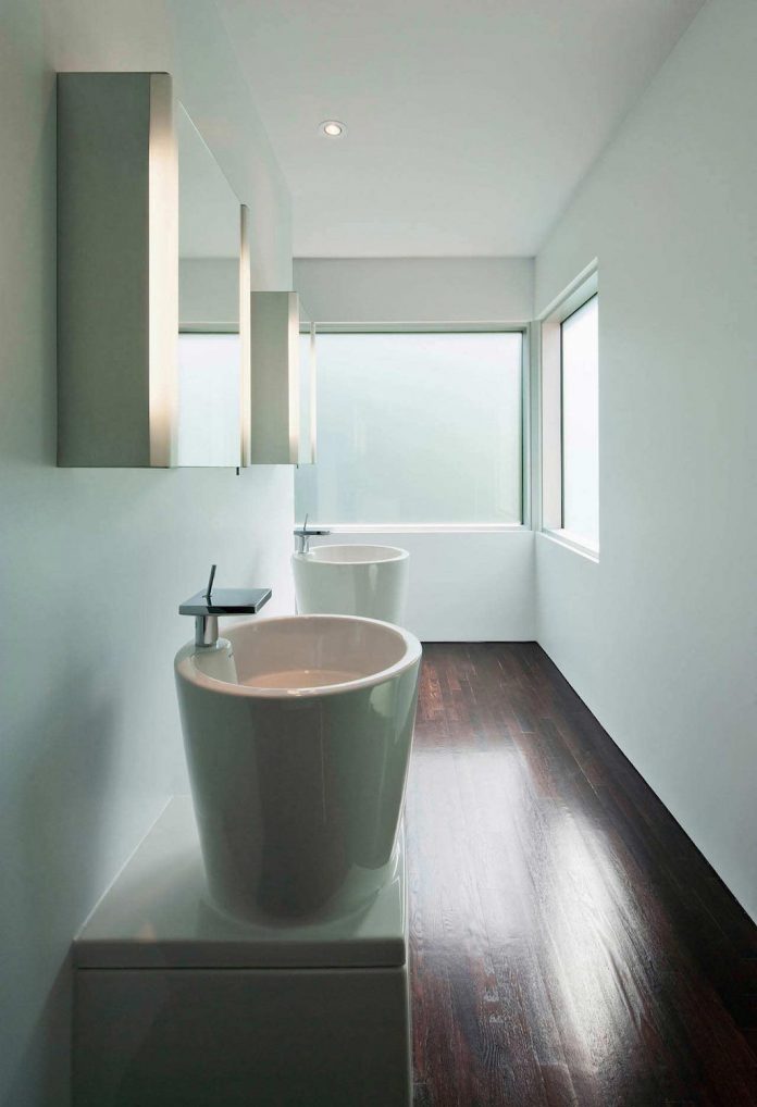 fraser-residence-minimal-palette-dark-oak-floors-cabinetry-contrast-white-surfaces-10