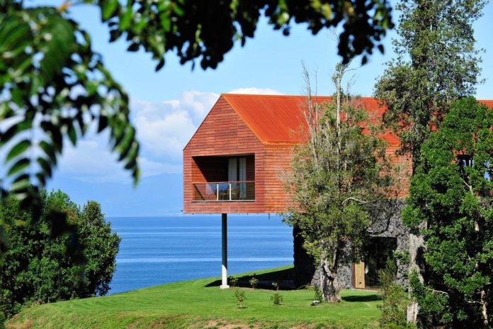 maiten-holiday-residence-situated-shores-llanquihue-lake-featuring-wooden-facades-red-metal-roofs-02