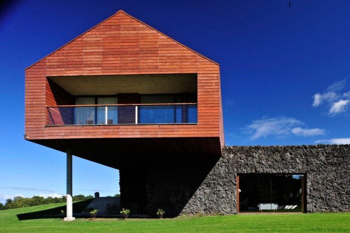 maiten-holiday-residence-situated-shores-llanquihue-lake-featuring-wooden-facades-red-metal-roofs-07
