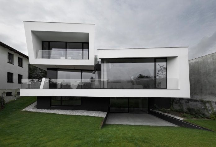 minimalist-home-design-located-south-sloping-plot-residential-part-prague-01