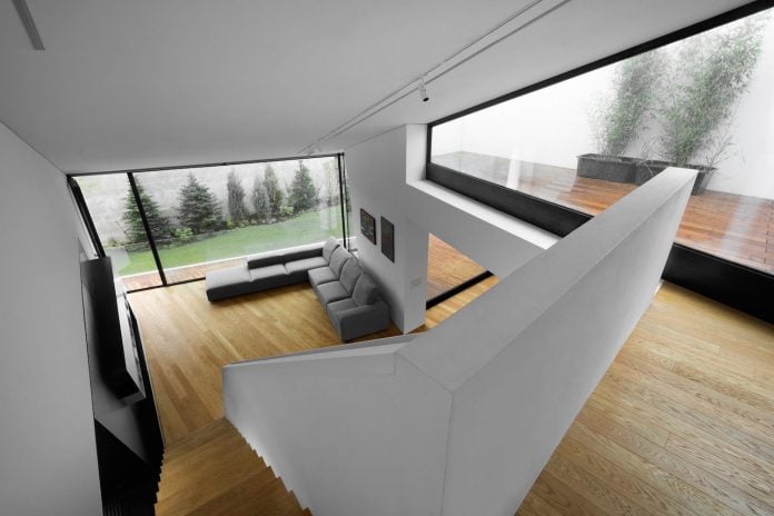 minimalist-home-design-located-south-sloping-plot-residential-part-prague-10