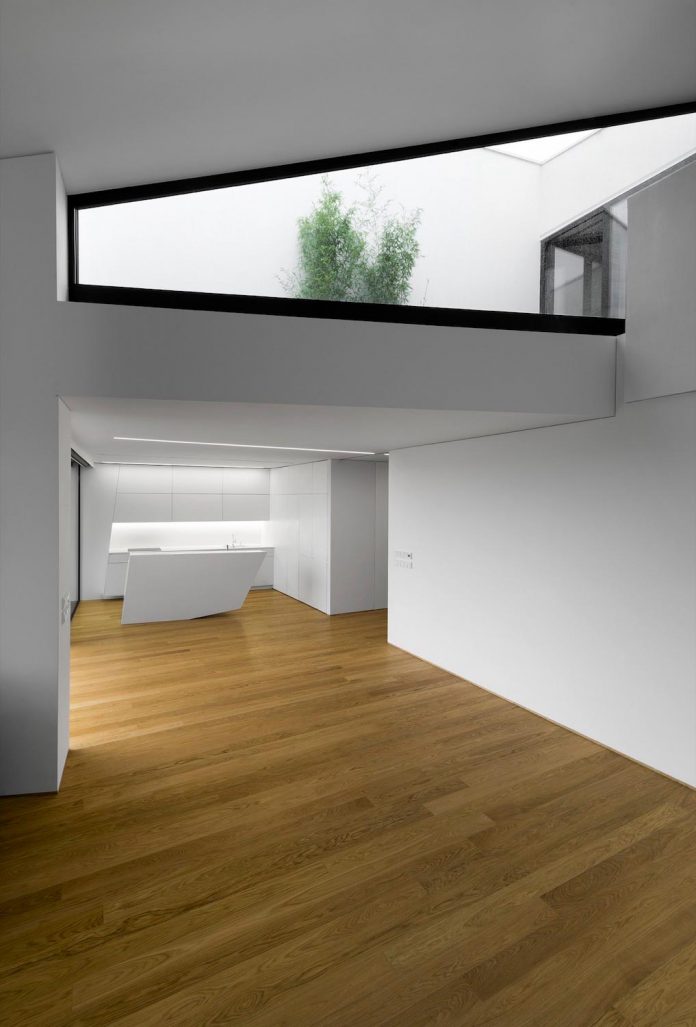 minimalist-home-design-located-south-sloping-plot-residential-part-prague-14