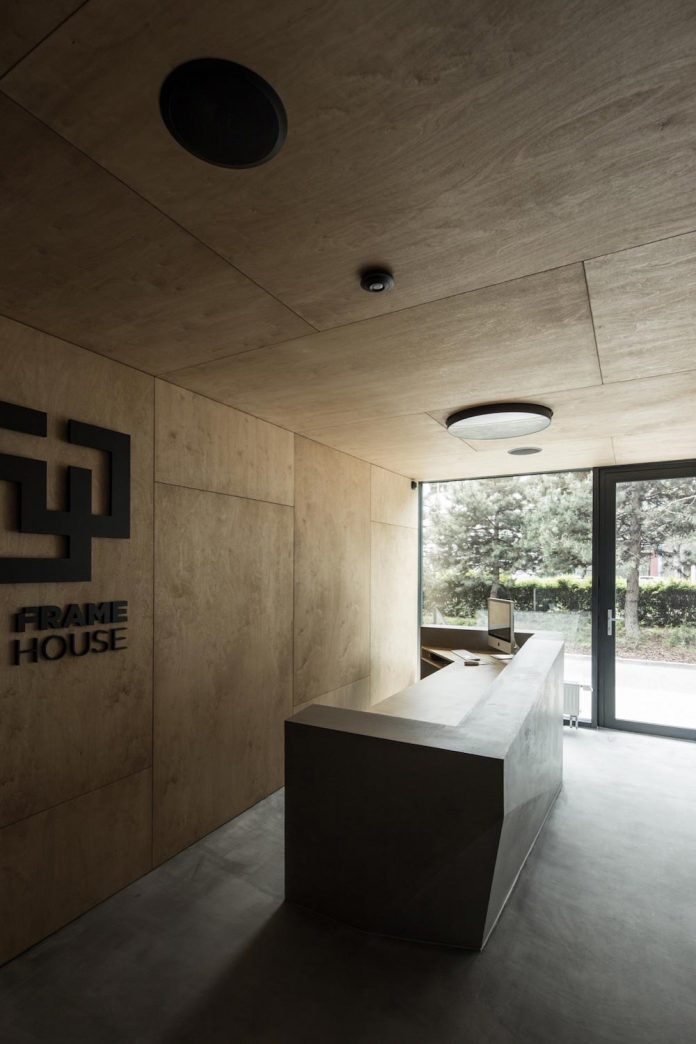 office-designed-idea-simplicity-beauty-uses-wood-concrete-bit-metal-04