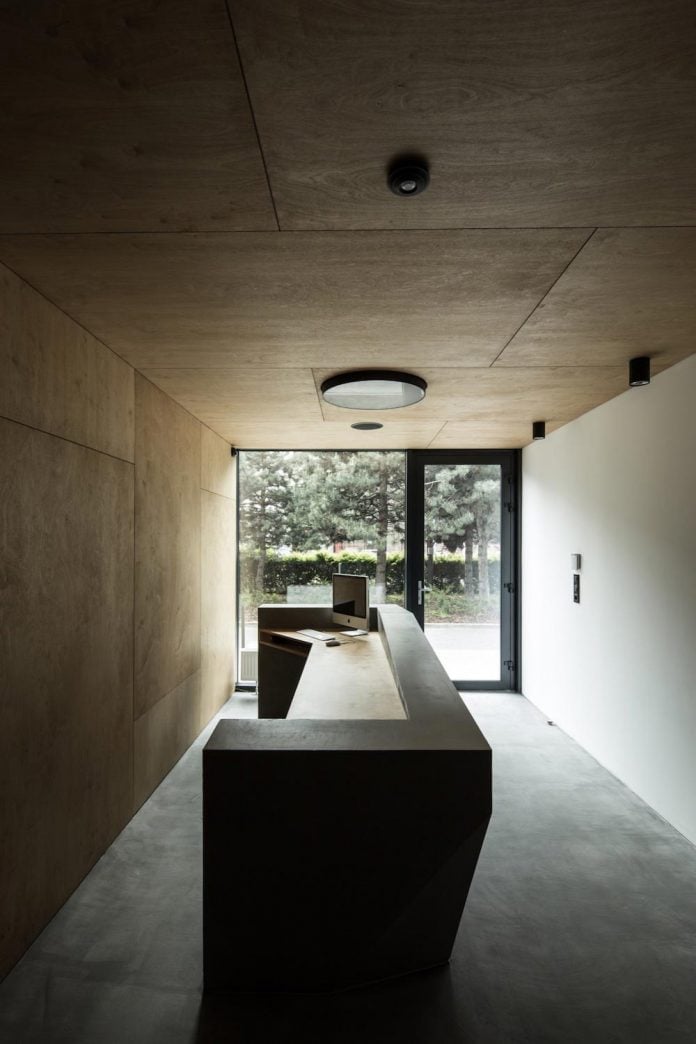 office-designed-idea-simplicity-beauty-uses-wood-concrete-bit-metal-07