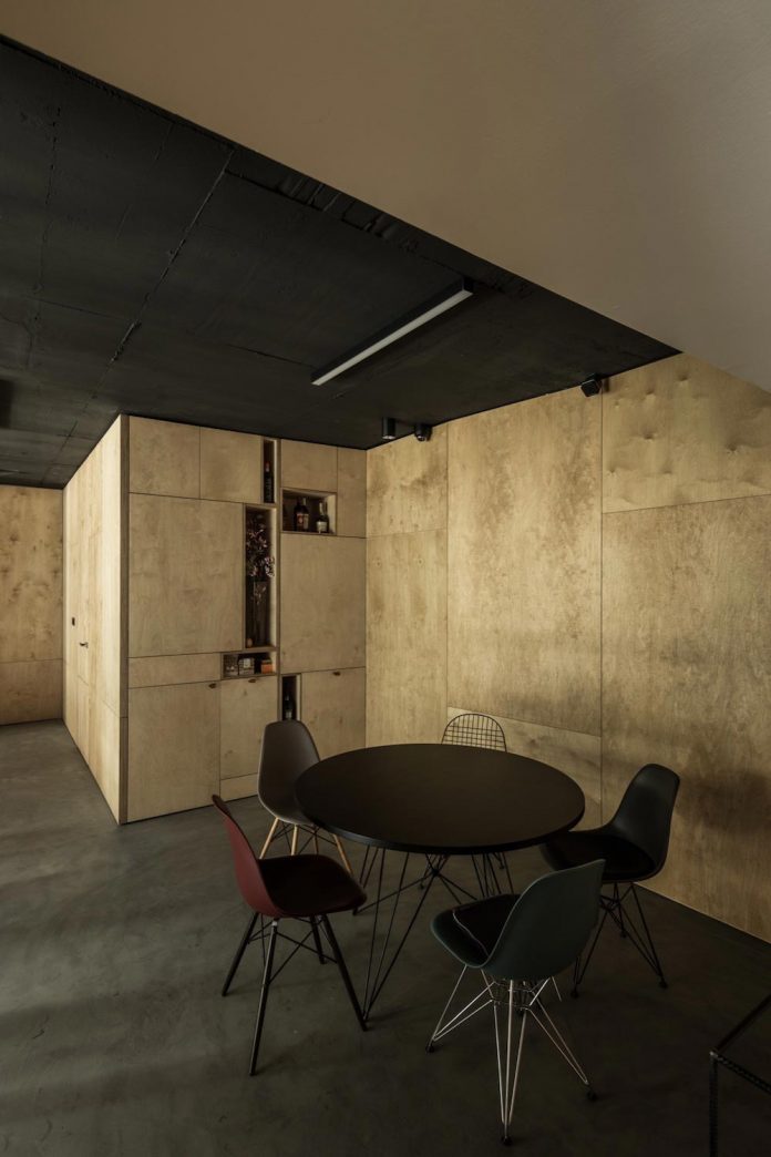 office-designed-idea-simplicity-beauty-uses-wood-concrete-bit-metal-18