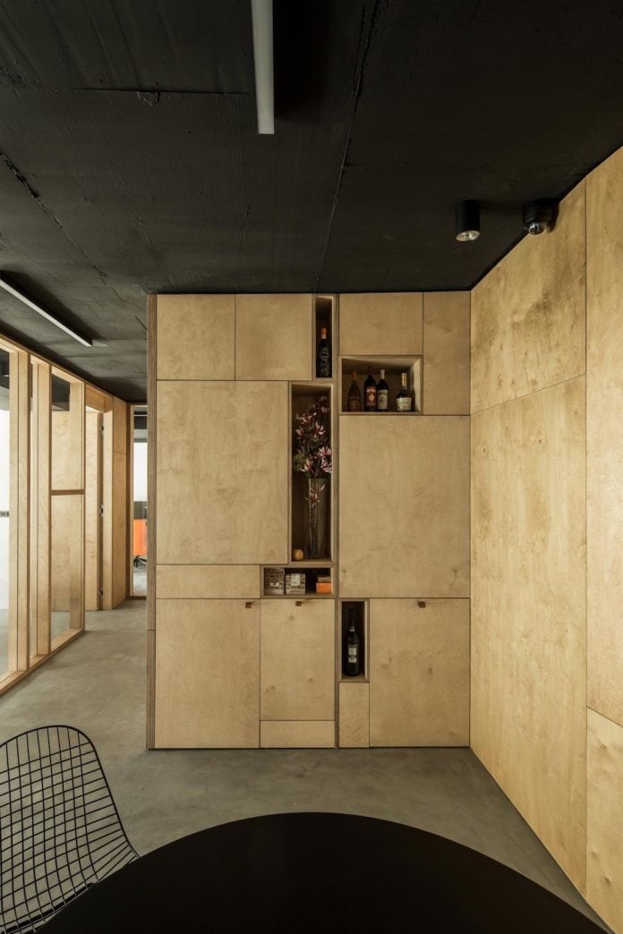 office-designed-idea-simplicity-beauty-uses-wood-concrete-bit-metal-19