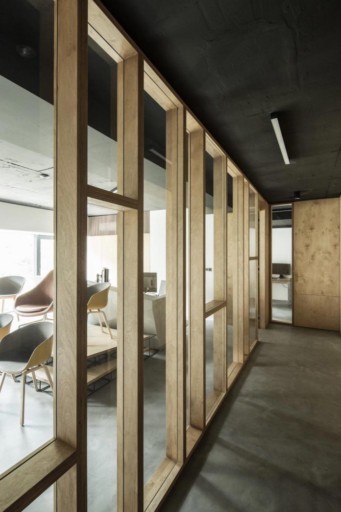 office-designed-idea-simplicity-beauty-uses-wood-concrete-bit-metal-22