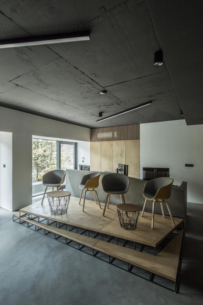 office-designed-idea-simplicity-beauty-uses-wood-concrete-bit-metal-24