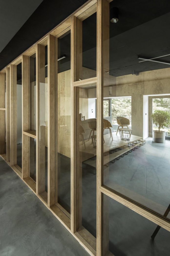 office-designed-idea-simplicity-beauty-uses-wood-concrete-bit-metal-25
