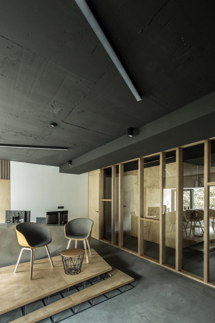 office-designed-idea-simplicity-beauty-uses-wood-concrete-bit-metal-26