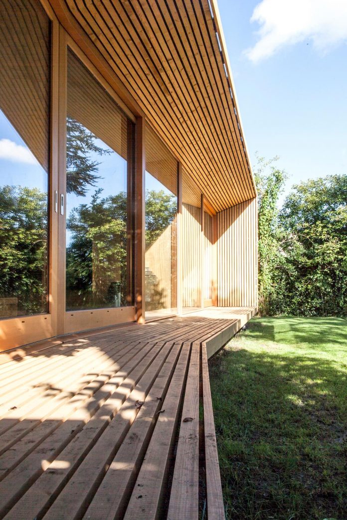 old-bungalow-gets-modern-renovation-maximizing-use-light-sun-restful-views-03