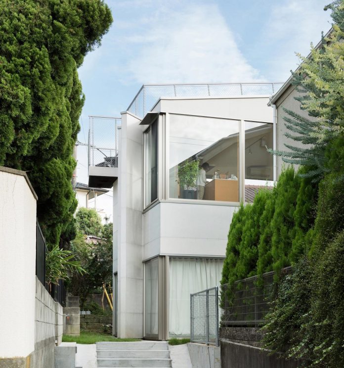 open-space-home-almost-no-privacy-situated-dense-neighbourhood-tokyo-01
