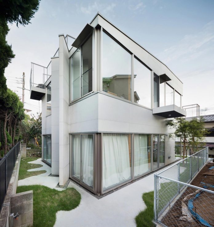 open-space-home-almost-no-privacy-situated-dense-neighbourhood-tokyo-02