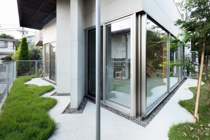 open-space-home-almost-no-privacy-situated-dense-neighbourhood-tokyo-03