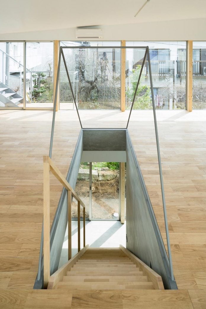 open-space-home-almost-no-privacy-situated-dense-neighbourhood-tokyo-09