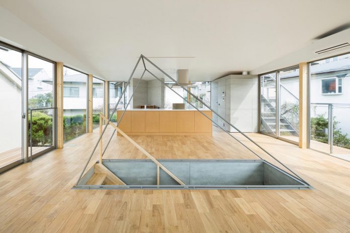 open-space-home-almost-no-privacy-situated-dense-neighbourhood-tokyo-10