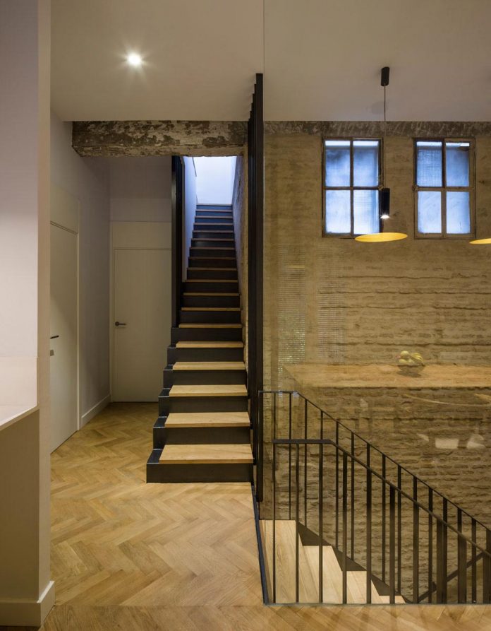 renovation-focuses-creating-modern-functional-house-old-city-center-seville-13