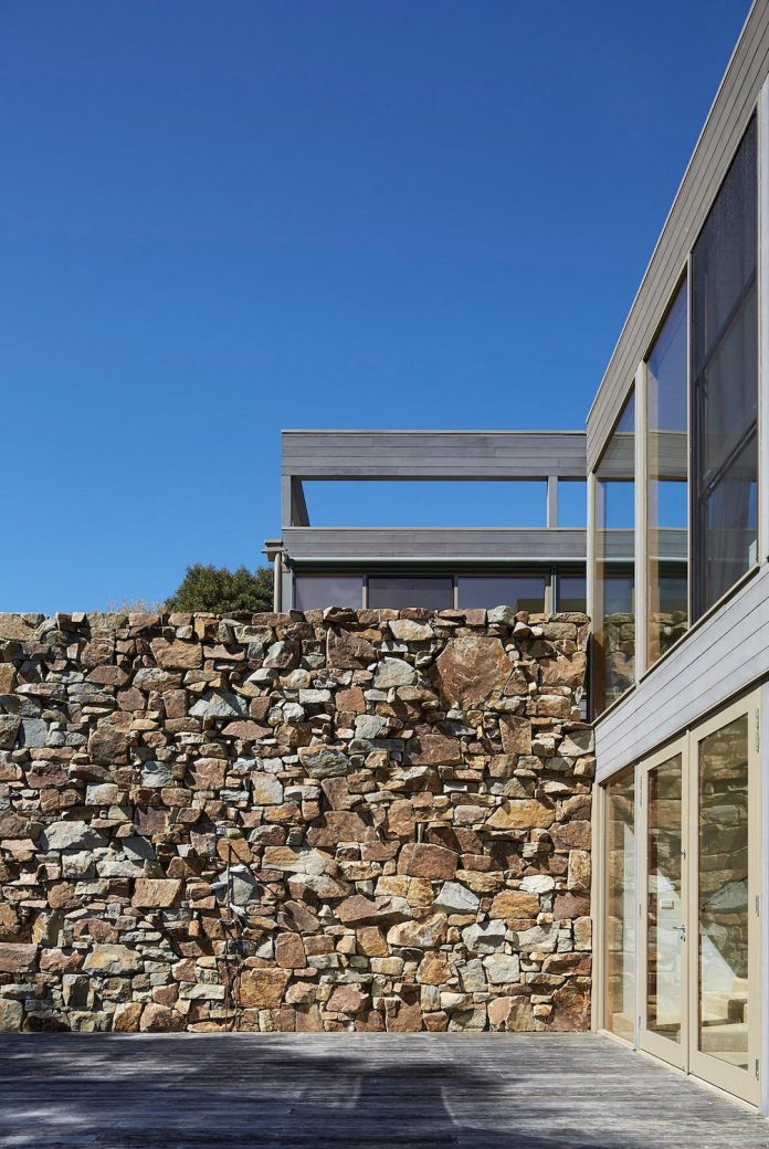 residence-orientated-follow-massive-drystone-wall-running-full-length-house-05
