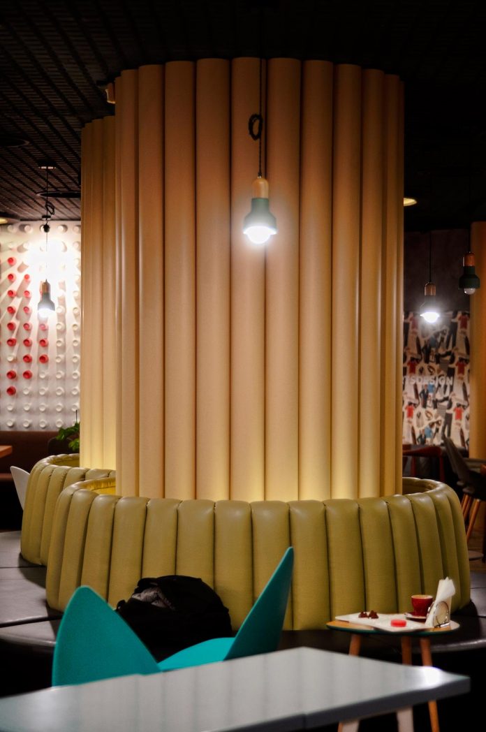 retro-futuristic-interior-redcup-coffeeshop-opened-sochi-04