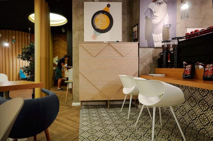 retro-futuristic-interior-redcup-coffeeshop-opened-sochi-15