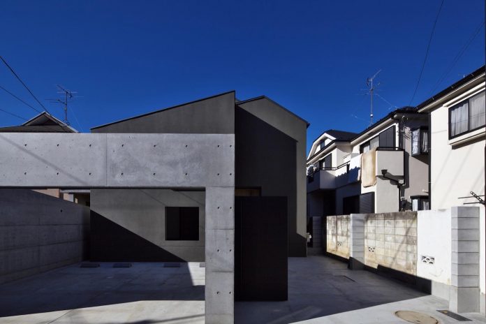 single-family-house-located-tokyo-built-severe-restrictions-space-land-height-01