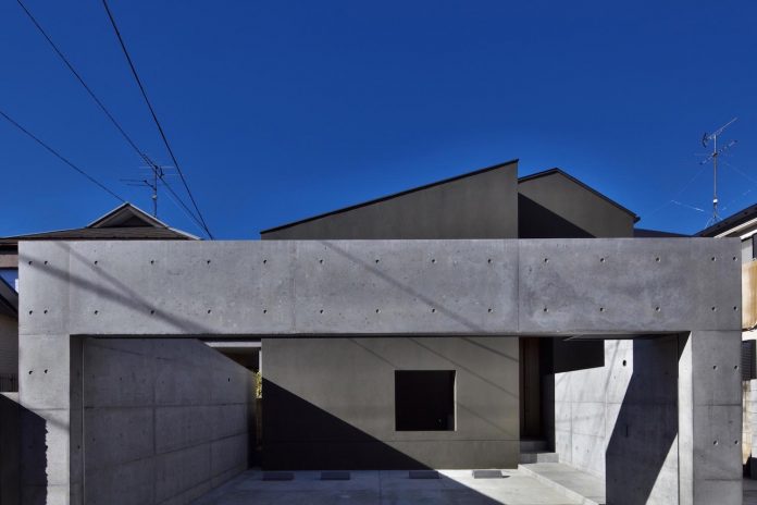 single-family-house-located-tokyo-built-severe-restrictions-space-land-height-02