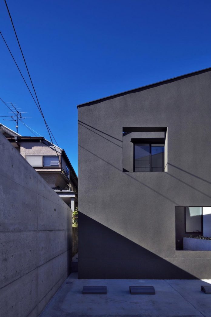 single-family-house-located-tokyo-built-severe-restrictions-space-land-height-03