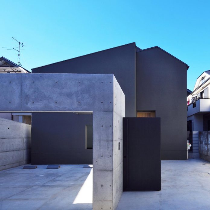 single-family-house-located-tokyo-built-severe-restrictions-space-land-height-06