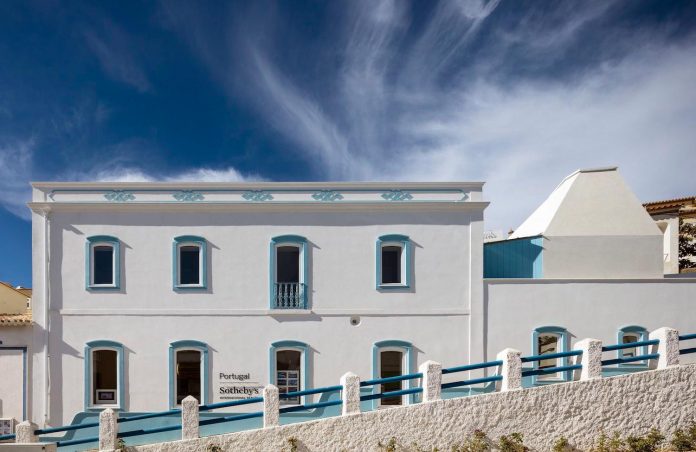 sothebys-real-estate-headquarters-carvoeiro-algarve-characterized-local-traditional-construction-technics-well-materials-01