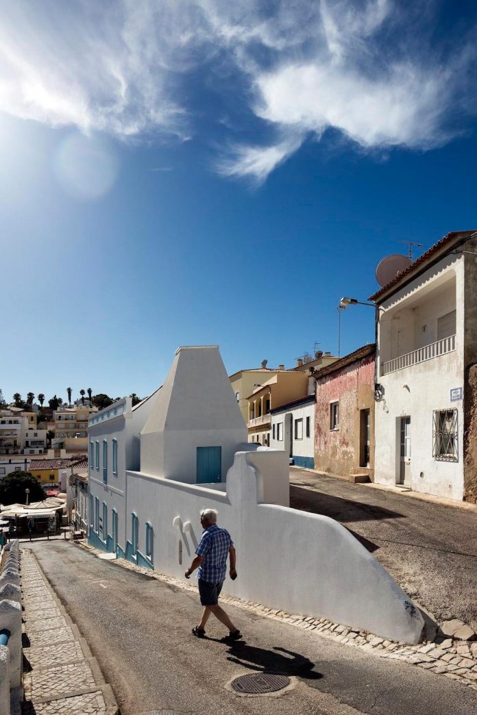sothebys-real-estate-headquarters-carvoeiro-algarve-characterized-local-traditional-construction-technics-well-materials-02