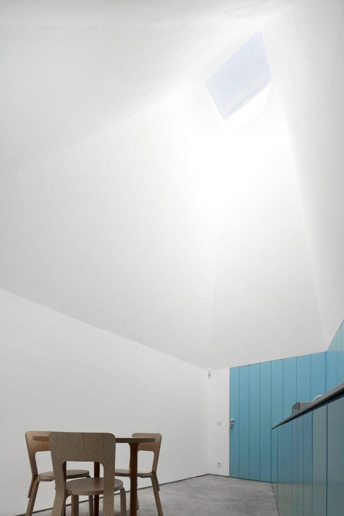 sothebys-real-estate-headquarters-carvoeiro-algarve-characterized-local-traditional-construction-technics-well-materials-04