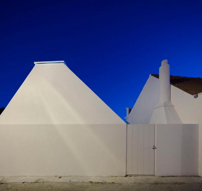 sothebys-real-estate-headquarters-carvoeiro-algarve-characterized-local-traditional-construction-technics-well-materials-17