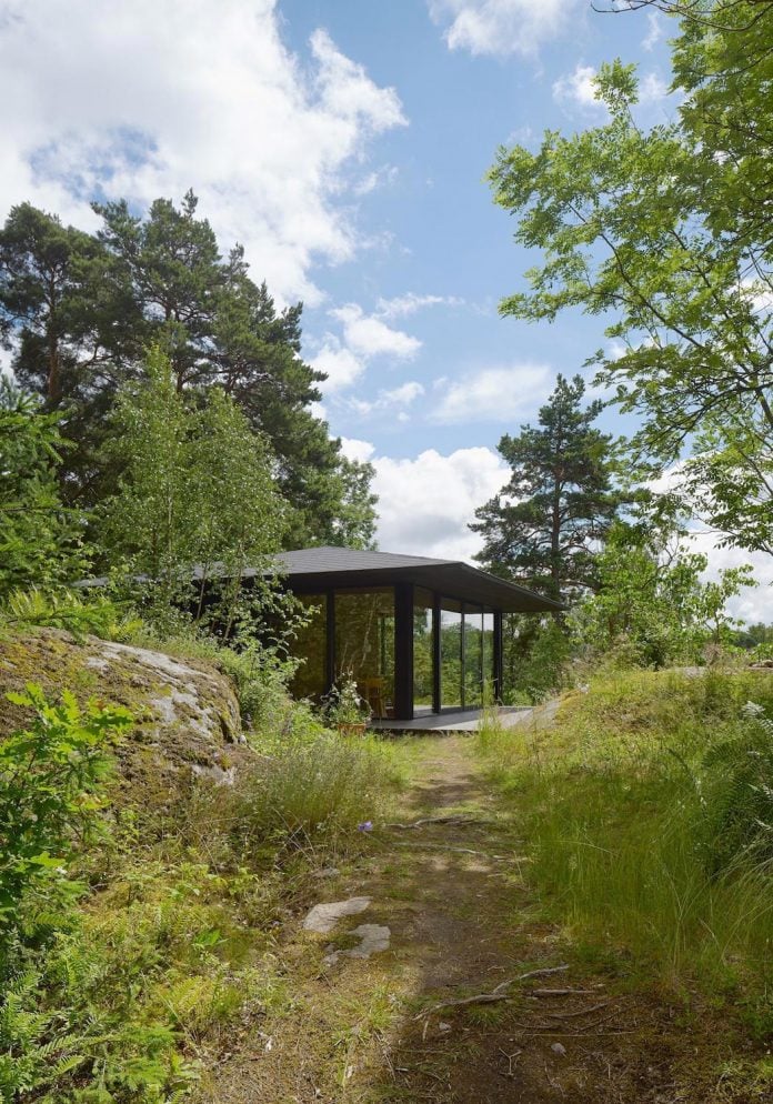 summerhouse-t-small-house-situated-lake-stockholm-archipelago-01