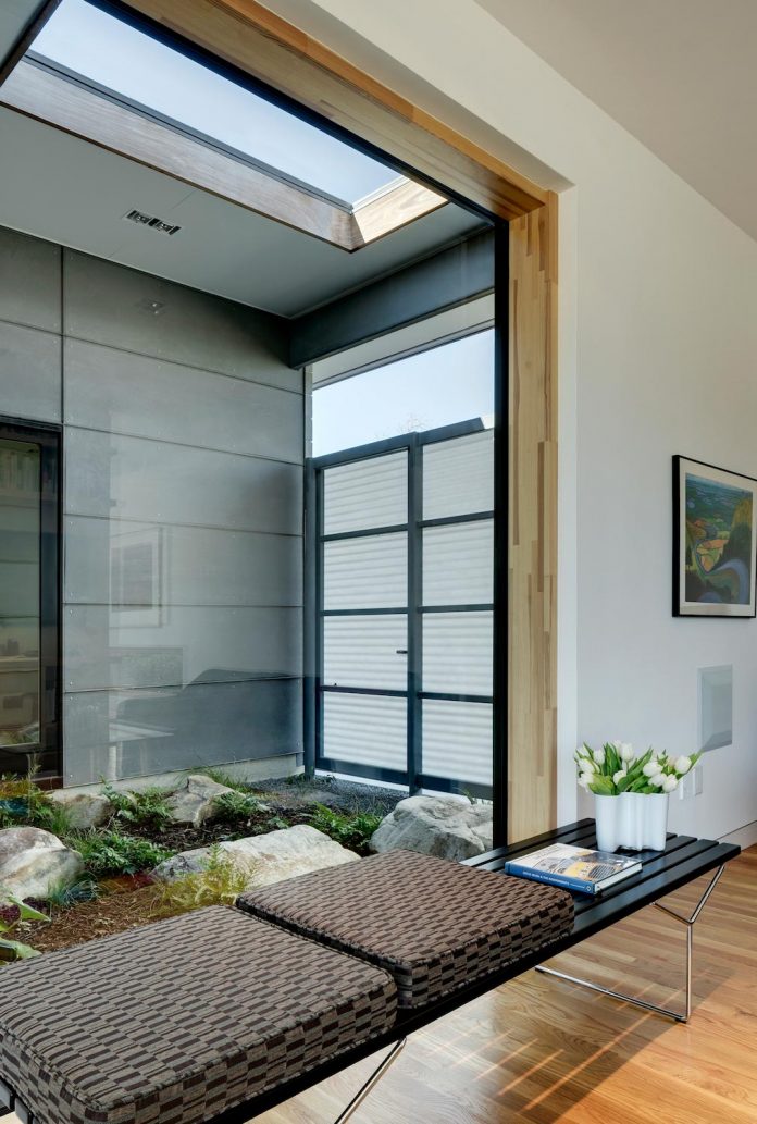 two-courtyards-open-sky-living-areas-open-private-garden-filled-sunlight-14