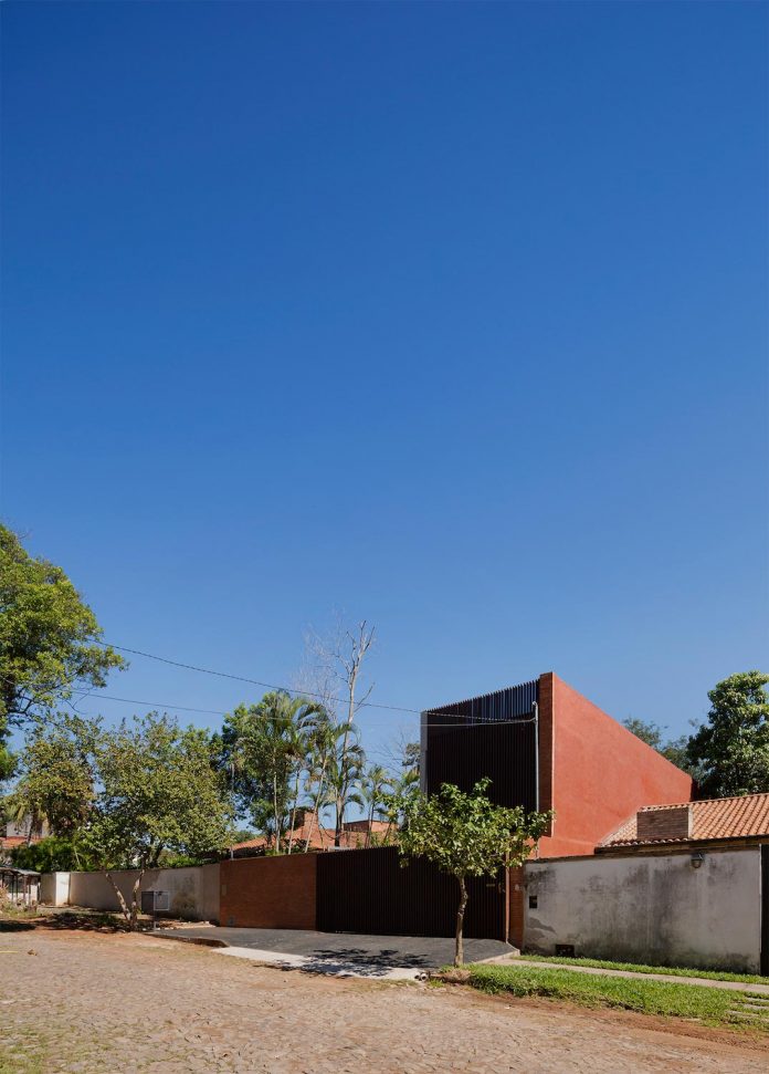 two-houses-several-generations-lambare-paraguay-01