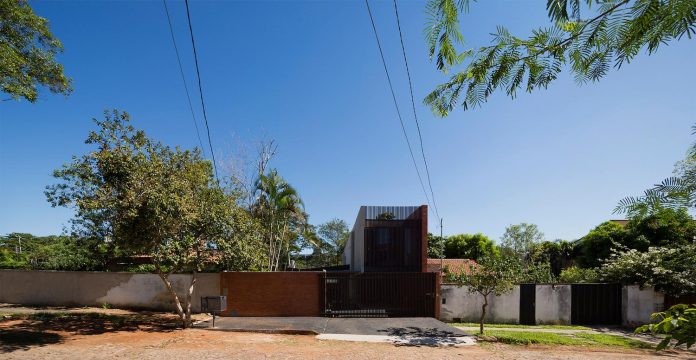 two-houses-several-generations-lambare-paraguay-02